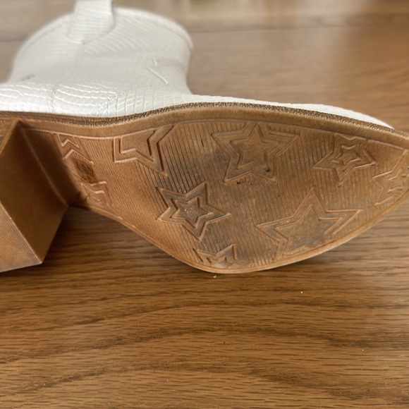 Boots - Picture 10 of 10